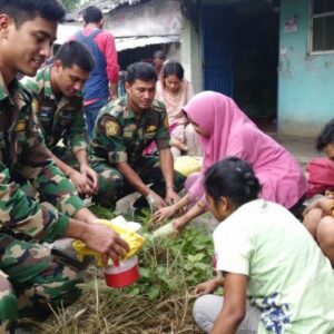 Tentara Kodim 0828 Sampang berinteraksi dengan masyarakat.